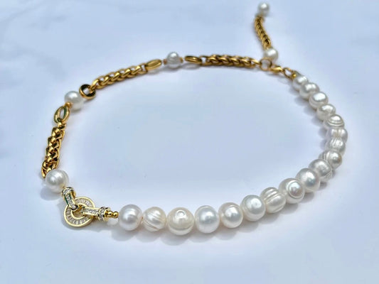 CHAIN AND WHITE PEARLS